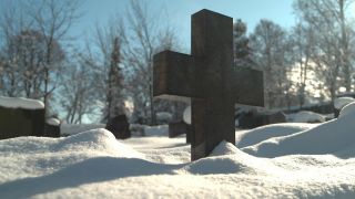 Kreuz ragt aus dem Schnee. Bild: rbb