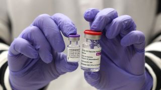 Themenbild - Impfdosen, Corona, Covid-19, Impfstoffanlieferung in einer Apotheke. Bild: Fleig / Eibner-Pressefoto