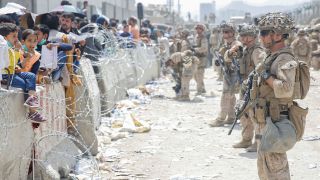 US-Soldaten sichern den Flughafen in Kabul. Bild: US MARINES/X80025