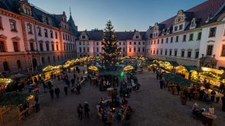 Der Weihnachtsmarkt im Hof von Schloss Thurn und Taxis. Der Weihnachtsmarkt im Innenhof von Schloss Thurn und Taxis in Regensburg. Bild: Armin Weigel/dpa