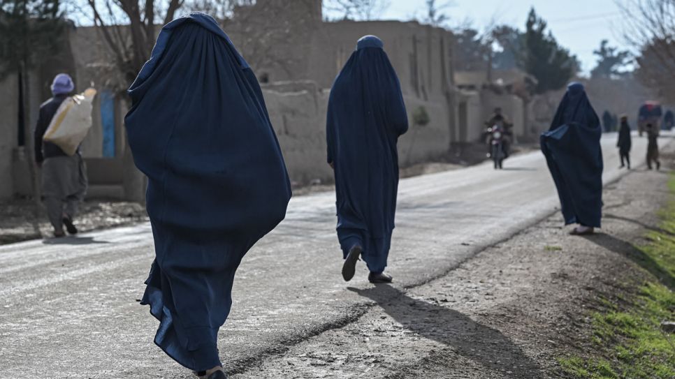 Frauen mit Burka in der afghanischen Ortschaft Balkh bei Mazar-i-Sharif. Bild: MOHD RASFAN/AFP