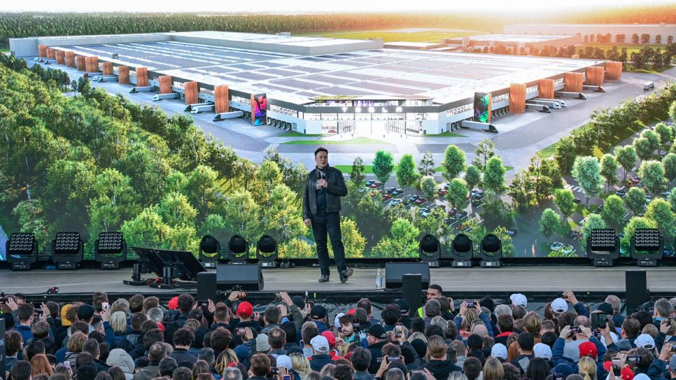 Elon Musk, Tesla-Chef, steht zum Tag der offenen Tür auf eine Bühne der Tesla Gigafactory. Bild: Patrick Pleul/dpa-Zentralbild