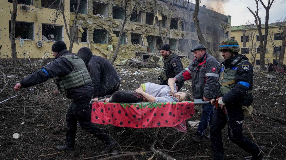 Ukrainische Rettungskräfte und Freiwillige tragen eine verletzte schwangere Frau aus einer Entbindungsklinik, die durch Beschuss in Mariupol, Ukraine, beschädigt wurde. Bild: Evgeniy Maloletka/AP