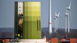 Bau einer Windkraftanlage. Bild: Jochen Tack via www.imago-images