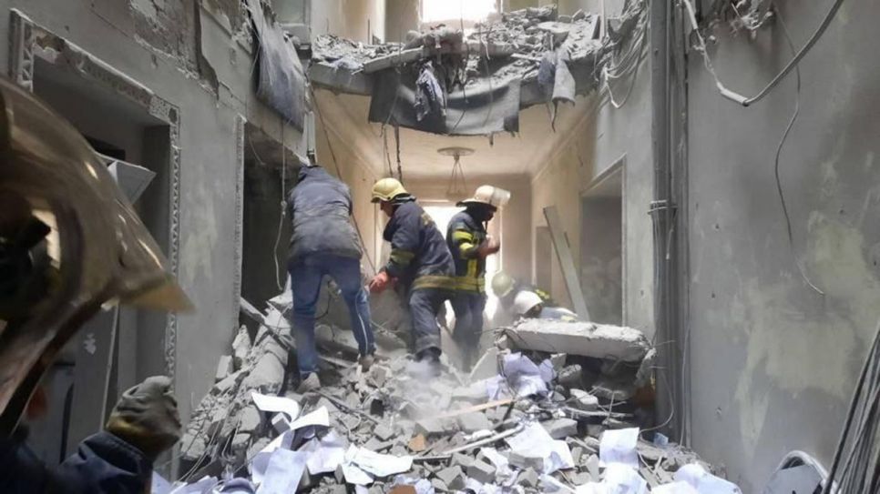 Rettungskräfte durchsuchen die Trümmer in einem Gebäude. Bild: Kontraste