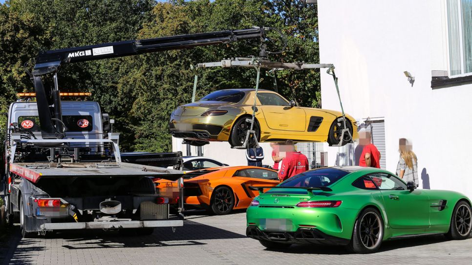 Luxusautos werden beschlagnahmt. Bild: Handout/WDR/RBB