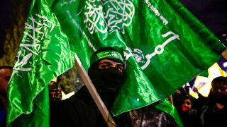 Palästinenser mit Hamas-Flagge. Bild: JOHN MACDOUGALL/AFP