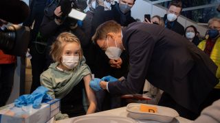 Karl Lauterbach (SPD), Bundesgesundheitsminister, verabreicht einem Mädchen eine Impfung. Bild: Rainer Droese via www.imago-images.de