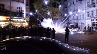 Berlin: Teilnehmer einer verbotenen Pro-Palästina-Demonstration zünden im Bezirk Neukölln Pyrotechnik. Bild: Schreiner/Käuler/TNN/dpa