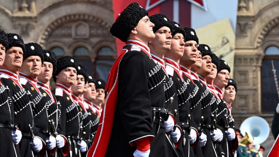 Kosaken auf dem Roten Platz in Moskau. Bild: KIRILL KUDRYAVTSEV/AFP