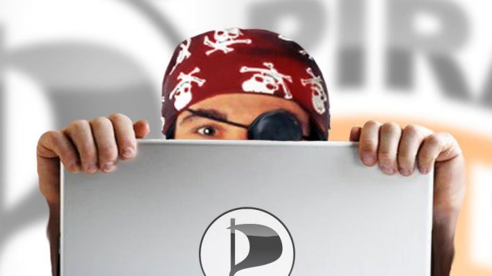 Ein Pirat versteckt sich hinter einem Laptopbildschirm (Quelle: rbb)