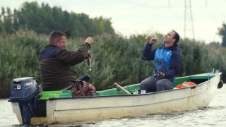 zwei Männer im Boot angeln