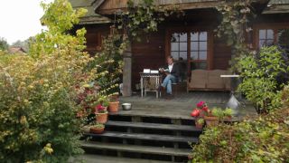 Krzysztof Fedorowicz liest ein Buch in seinem Garten