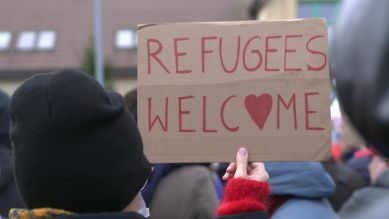 Protestschild mit der Aufschrift "Flüchtlinge willkommen"