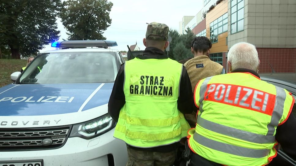 Deutsche und polnische Polizei führen Einwanderer ab
