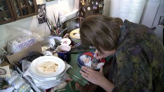 Kamila Majcher bemalt einen Teller