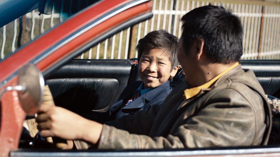 Erdene (Yalalt Namsrai, re) mit seinem Sohn Amra (Bat-Ireedui Batmunkh, li) im Auto; Quelle: Talal Khoury