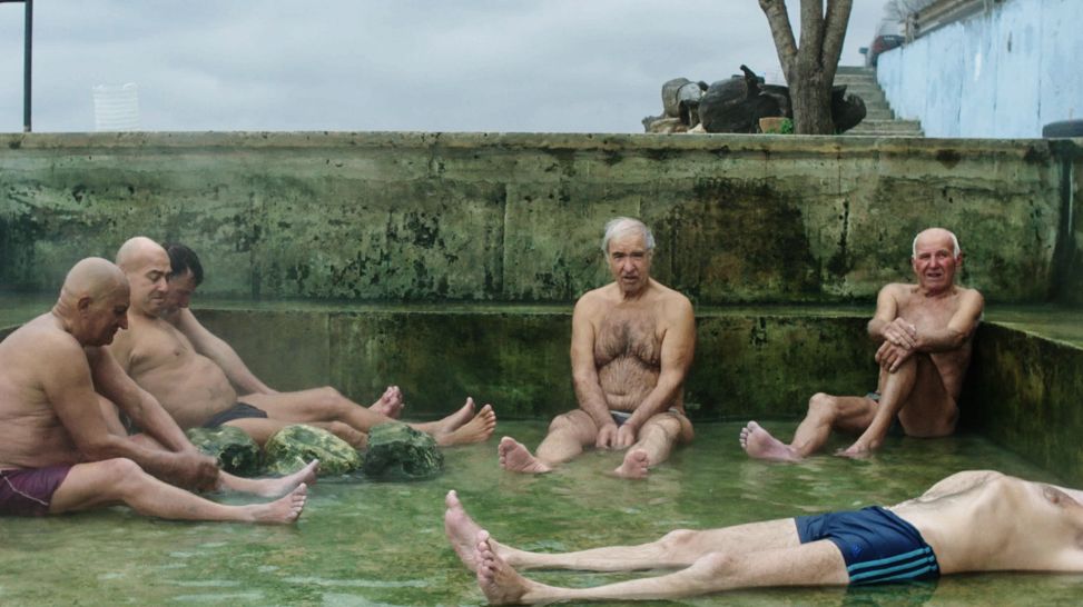 Alte Männer sitzen im Wasser (Quelle: Filmuniversität Babelsberg)