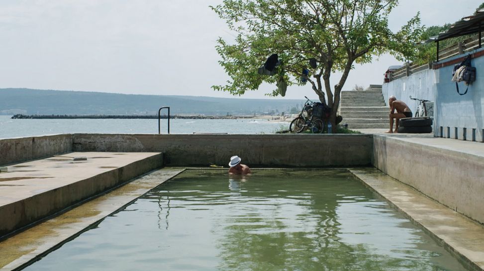 Ein Mann im Pool (Quelle: Filmuniversität Babelsberg)