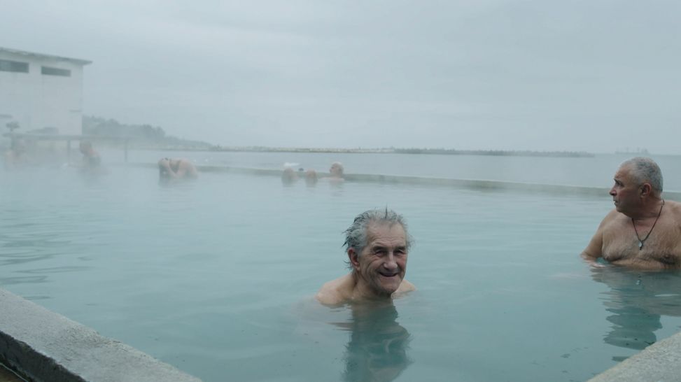Zwei ältere Männer schwimmen in dampfendem Wasser (Quelle: Filmuniversität Babelsberg)