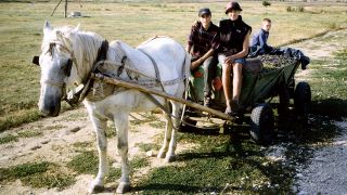 Drei Menschen auf einem Pferdewagen in Moldawien; Quelle: rbb/Volker Koepp