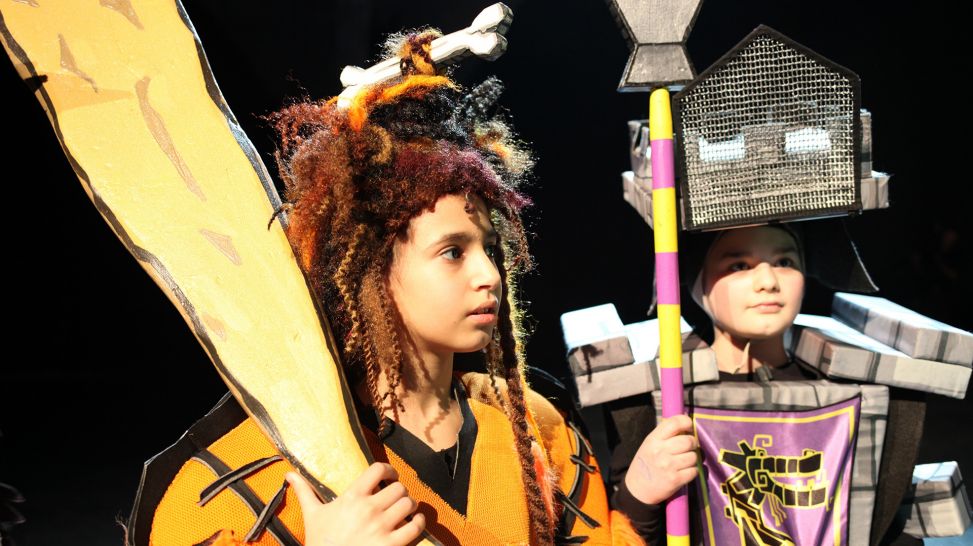 Zwei Kinder in Kostümen auf der Bühne (Quelle: Gebrüder Beetz Filmproduktion)