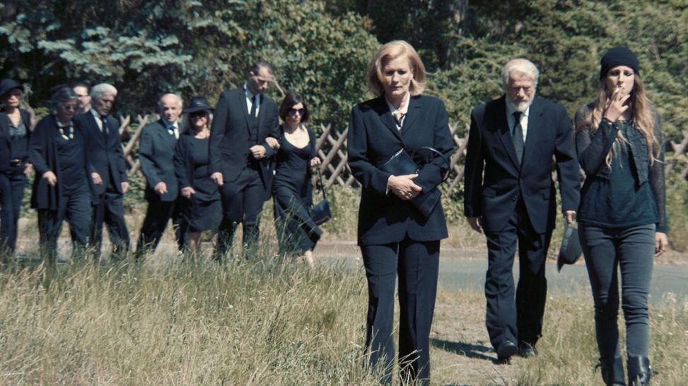 Uli (Suzanne von Borsody, mitte) mit ihrer Tochter Adele (Petra Schmidt-Schaller, re) und ihrem Vater Eduard (Jürgen Prochnow, 2.v.re) auf der Beerdigung seiner Frau.