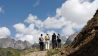 Vier Menschen stehen in den Bergen; Quelle: Faktura Film