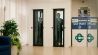 Zwei Männer stehen in einem Aufzug (Quelle: solo:film GmbH/Sebastian Winkels)