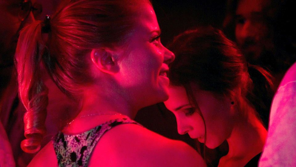 Lara (Aylin Tezel, re.) und Nora (Henrike von Kuick) durchleben eine Clubnacht. (Quelle: rbb/Beda Mulzer/ALINFilmproduktion)