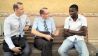 Brian Ngopan im Gespräch mit Missionaren der Zeugen Jehovas in Bad Belzig (Quelle: rbb/INDI FILM)