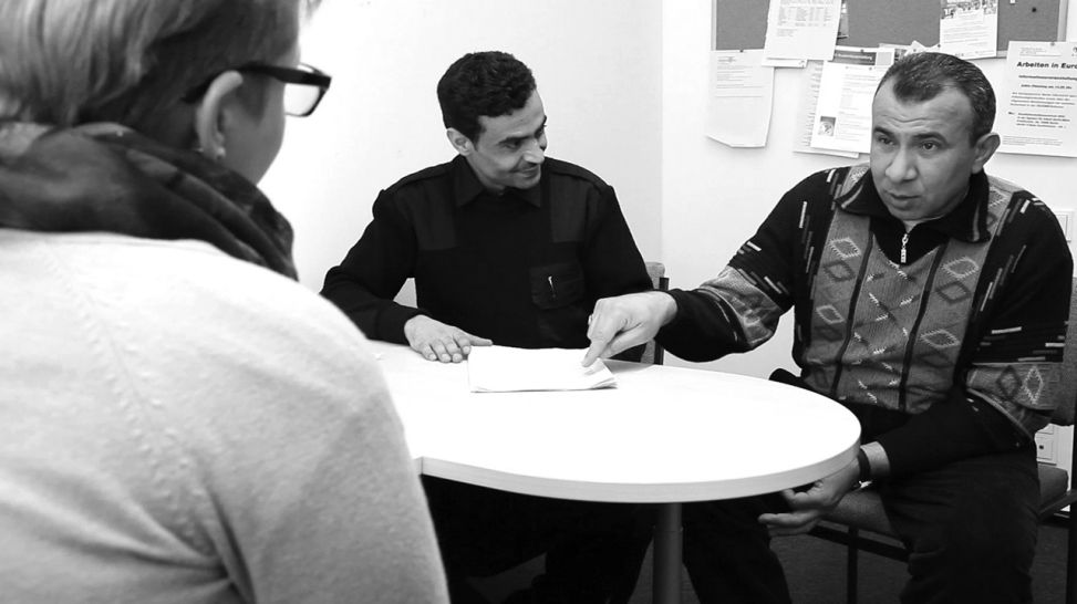 Abdul Nasser Jarada (Mitte) bei der Beratung im Jobcenter (Quelle: rbb/INDI FILM)