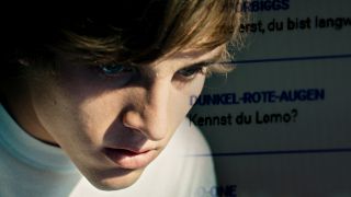 Der siebzehnjährige Karl (Jonas Dassler, Bild) überlässt den „Followern“ seines Blogs immer mehr Entscheidungen über sein Leben (Quelle: rbb/Flare Film/Michal Grabowsky)