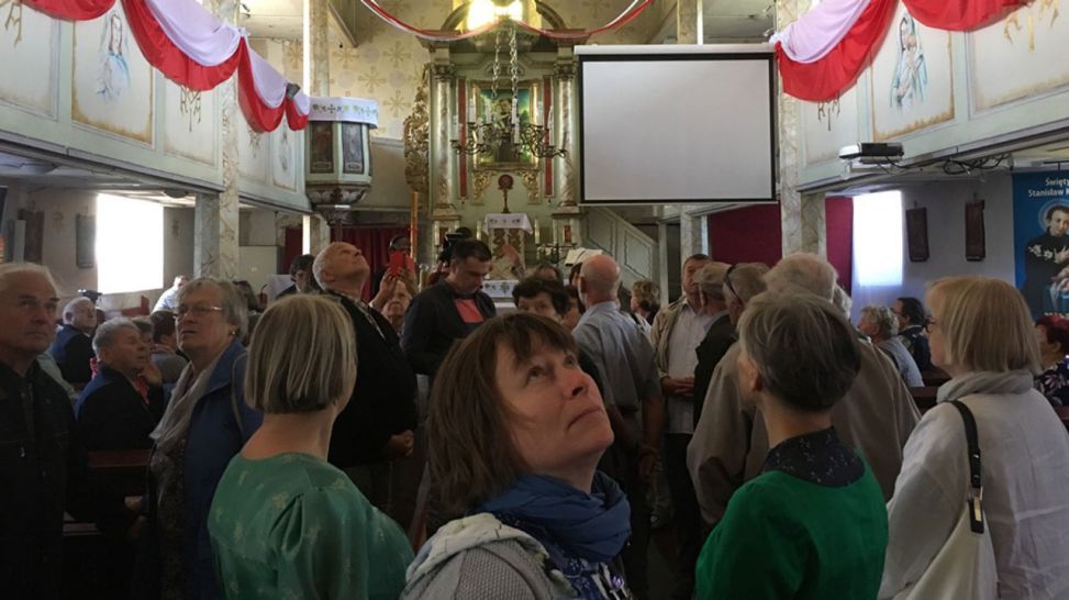 Ausflug der wendischen Kirchgemeinde: Polnische Beflaggung in der Kirche Lipinki (Quelle: rbb/Konstanze Schirmer)