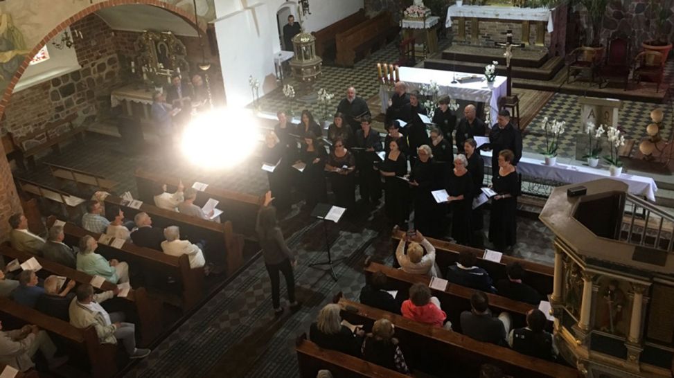 Ausflug der wendischen Kirchgemeinde: Chor in der Kirche Lubsko (Quelle: rbb/Konstanze Schirmer)