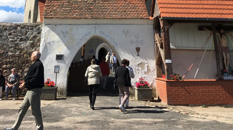 Ausflug der wendischen Kirchgemeinde: Portal der Kirche Lubanice (Quelle: rbb/Konstanze Schirmer)
