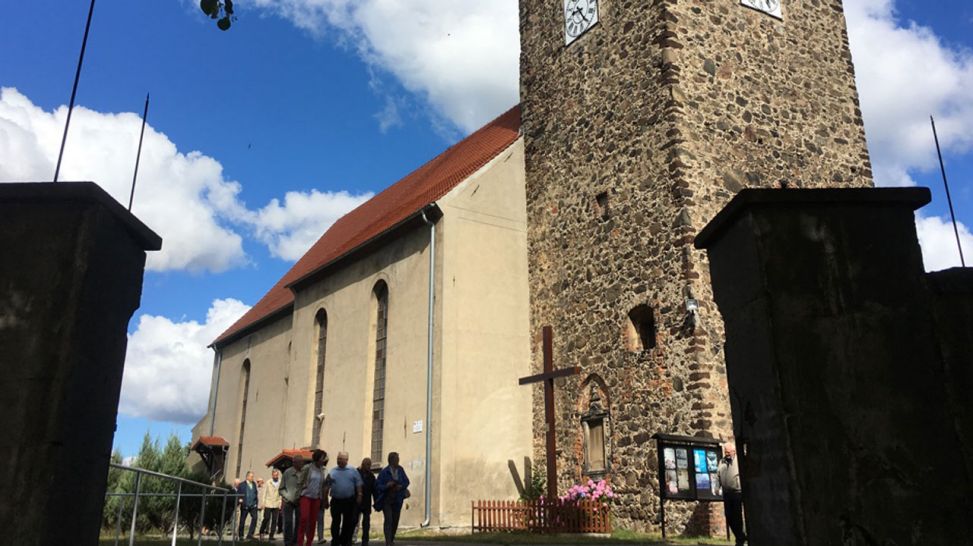 Ausflug der wendischen Kirchgemeinde: Rundgang um die Kirche Lipinki (Quelle: rbb/Konstanze Schirmer)