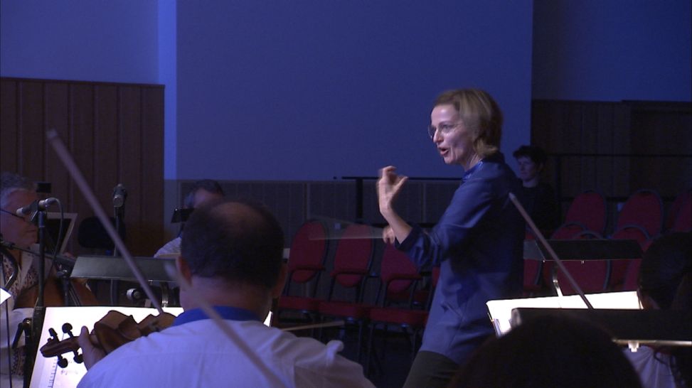 Judith Kubitz in ihrem Element als Dirigentin (Quelle: rbb/Ander, Range)