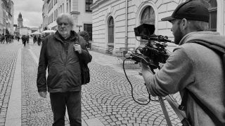 Toni Bruck mal vor der Kamera in der Novemberausgabe von Luzyca über sorbische Filmemacher.