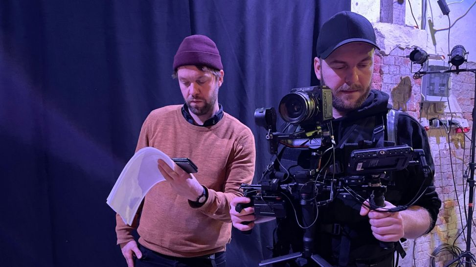 Erik Schiesko (li) gibt Regieanweisungen, Bruder Clemens (re) ist Kameramann.