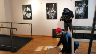 Fotograf Maik Lagodzki beim Sortieren seiner Fotos für die neue Ausstellung im Wendischen Museum.