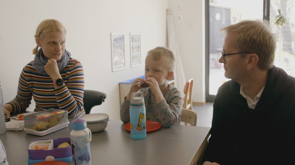 Bei der dänischen Minderheit: Gespräch mit Kita Erzieherin, Foto: Filmbüro Potsdam