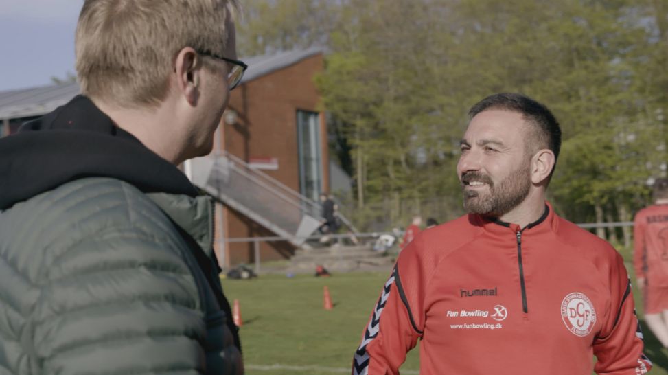 Bei der dänischen Minderheit: Fussballtrainer Evren (re), Foto: Filmbüro Potsdam