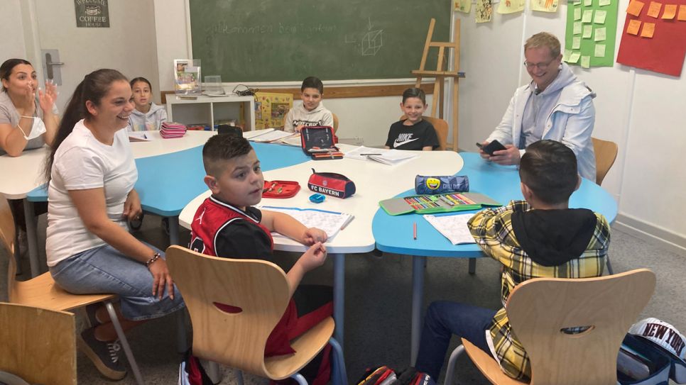Christian Matthée in der Fröbel Grundschule Kiel mit zwei Sinti Bildungsberaterinnen
