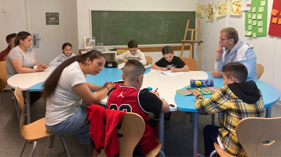 Christian in der Fröbel Grundschule Kiel mit zwei Sinti Bildungsberaterinnen