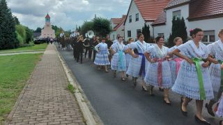 Łužyca-Modaufzeichnung beim Wendischen Erntefest in Döbbrick: Festumzug
