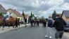 Łužyca-Modaufzeichnung beim Wendischen Erntefest in Döbbrick: Reiter auf dem Weg zum Festplatz