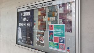 Łužyca Dreharbeiten im Institut für Sorabistik der Uni Leipzig: Schaukasten