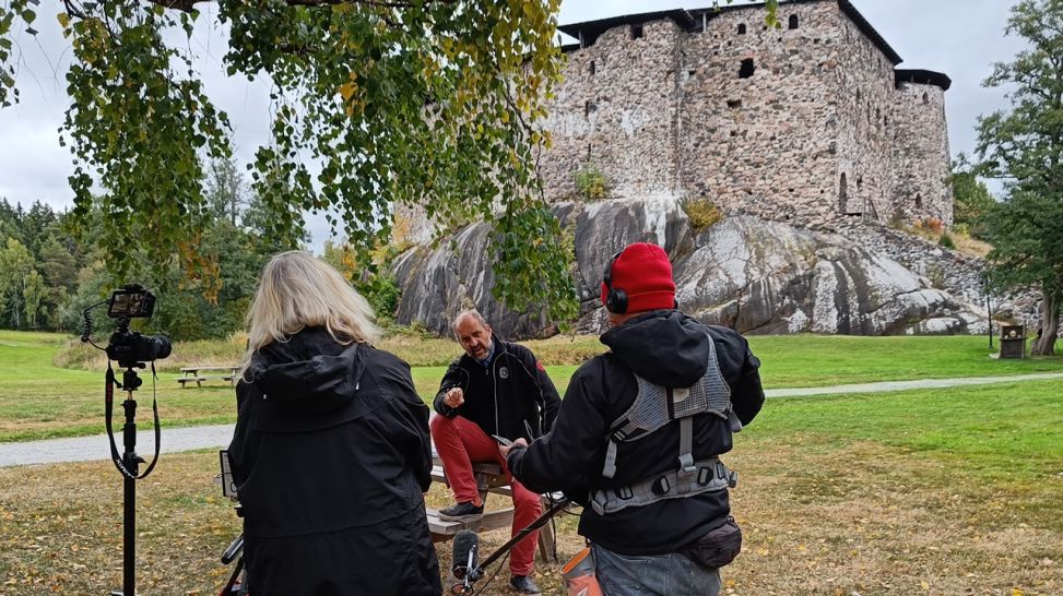 "Łužyca" Dreh in Finnland: Interview vor der Burg - Geschichtslehrer Sture Lindholm erzählt über die Geschichte Finnlands