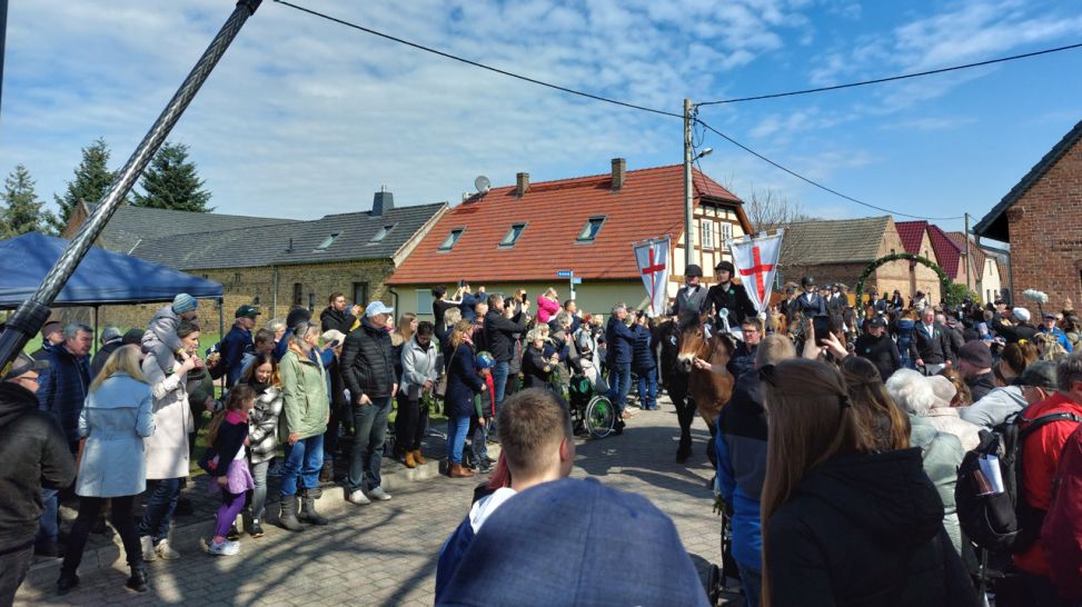 Łužyca-Dreh beim Osterreiten in Zerkwitz: Mittagsrast für die Osterreiter in Ragow